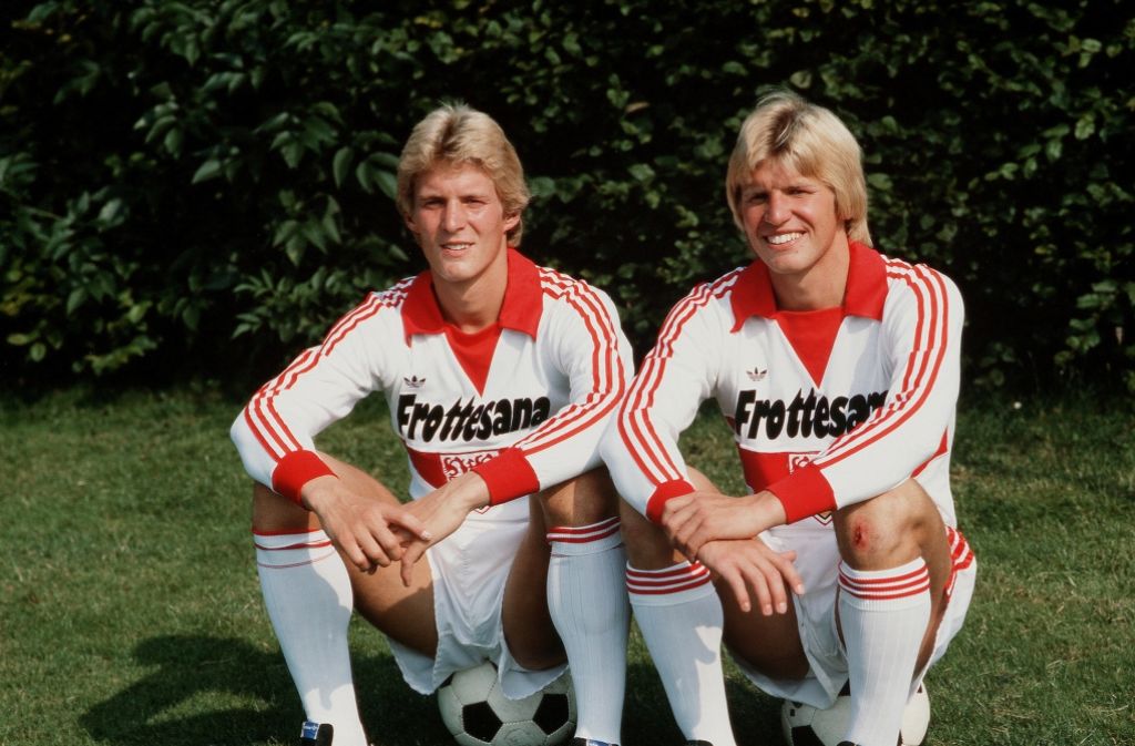 Die Brüder Karlheinz (links) und Bernd Förster sorgten in den 80er-Jahren für Angst und Schrecken bei den Angreifern in der Bundesliga. Am Dienstag feiert Bernd seinen 60. Geburtstag.