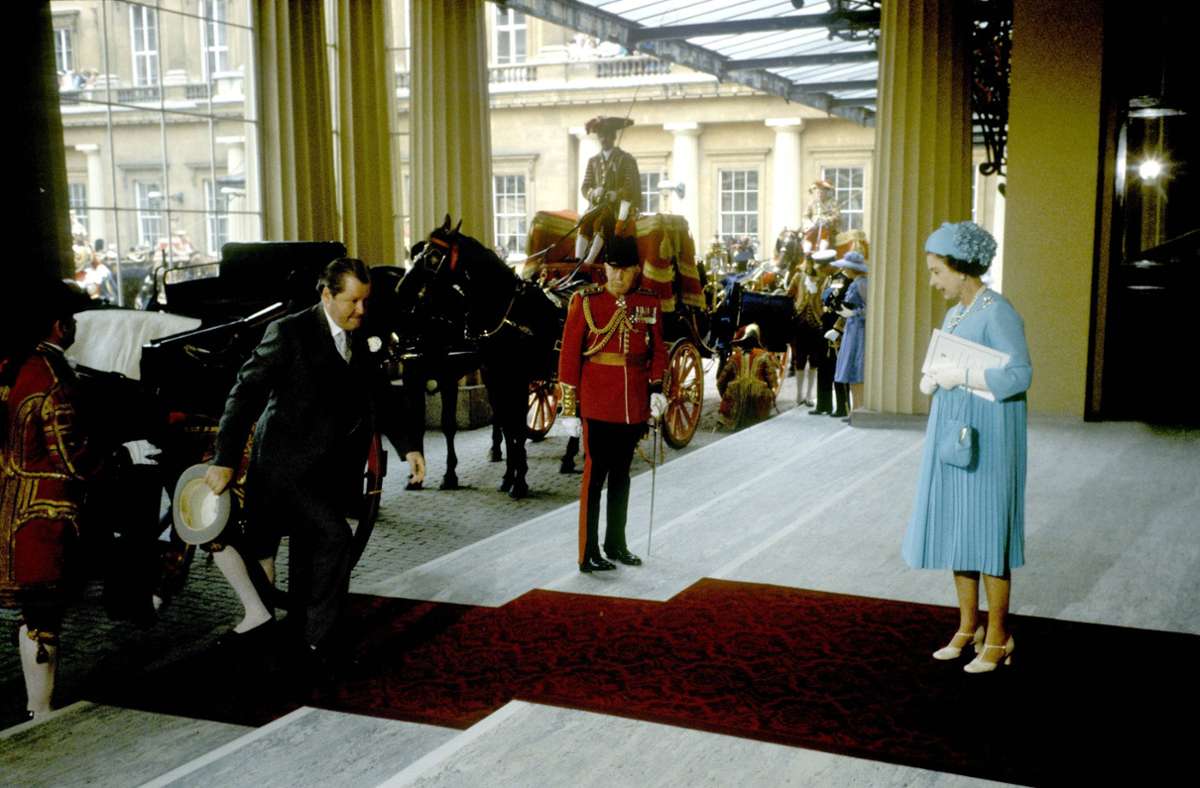 Queen Elizabeth II. wartet auf Earl Spencer, den Vater der Braut.