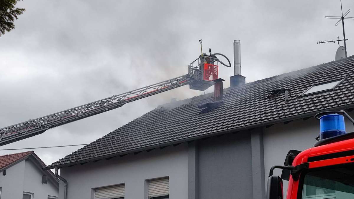 Brand in Backnang: Mann und Hund aus Dachwohnung gerettet
