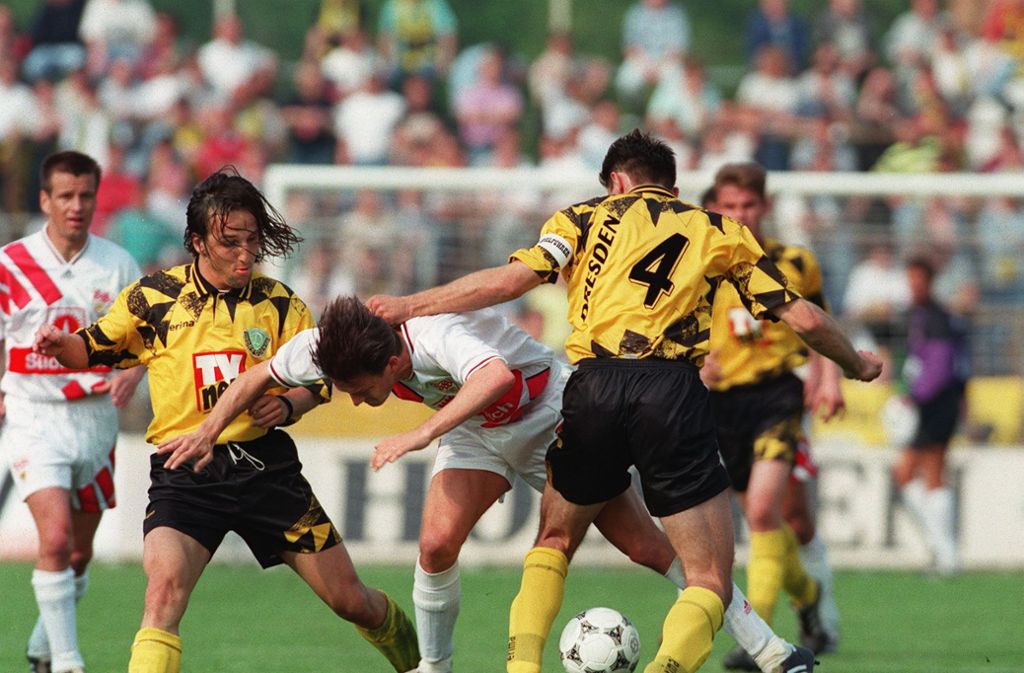 Platz 7: Dynamo Dresden (20/33:68). Da kann auch Jens Jeremies (links im Bild) nichts mehr retten. 1994/95 steigt Dynamo Dresden aus der Bundesliga ab. VfB-Profi Carlos Dunga (ganz links) wird Zeitzeuge.