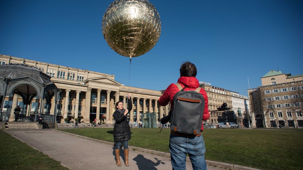 Kunstaktion auf dem Stuttgarter Schlossplatz: Ein goldener Ballon soll zum Umdenken mahnen