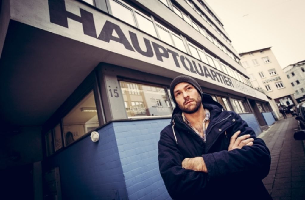 Tobias Reisenhofer – hier vor dem Gebäude der Agentur Full Moon in der Herzogstraße in Stuttgart – ist beim Stuttgart Festival fürs Musikalische zuständig. Er weiß, wie das Livegeschäft anno 2014 läuft.