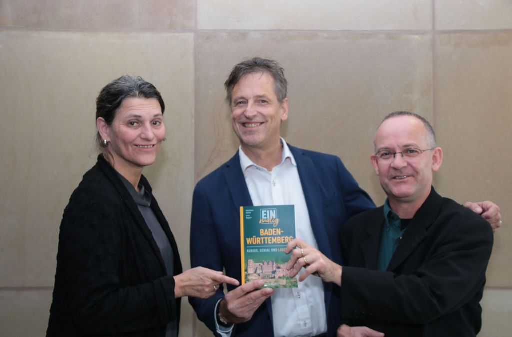 Auch die grüne Landtagsabgeordnete Brigitte Lösch (links) freut sich über das neue Buch.