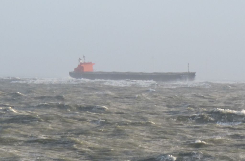 Die „Glory Amsterdam“ war bereits seit dem Sonntagmorgen mit zwei ausgebrachten Ankern manövrierunfähig im Meer getrieben. Foto: Havariekommando