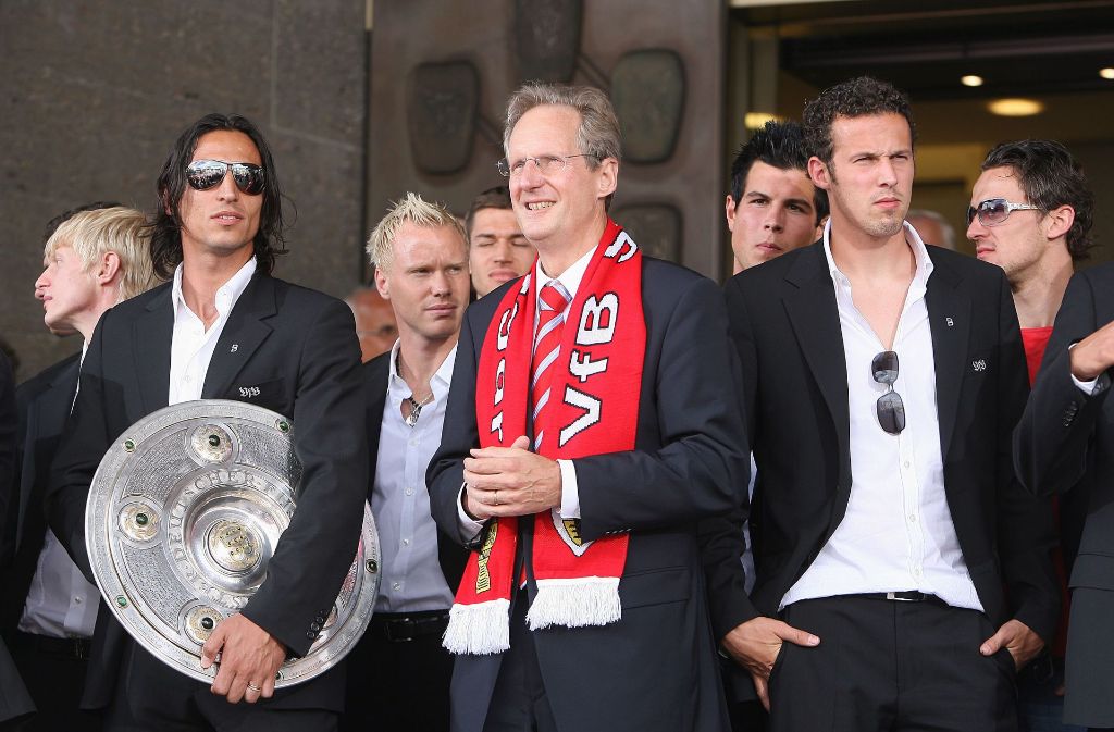 Der damalige Stuttgarter Oberbürgermeister Wolfgang Schuster (Mitte) mit den Meisterhelden des VfB von 2007 beim Empfang im Rathaus.