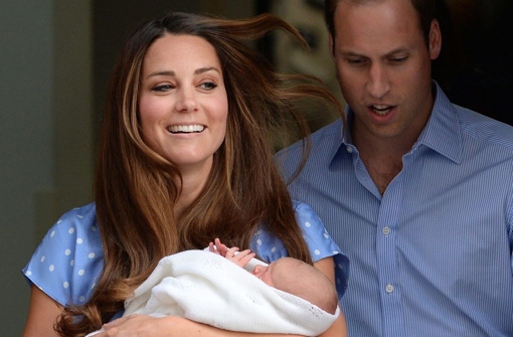 Am 22. Juli 2013 ist es soweit: Prinz George Alexander Louis kommt zur Welt. Beim Verlassen des Krankenhauses stehen seine Eltern mit dem winzigen Prinzen zum ersten Mal im Blitzlichtgewitter.