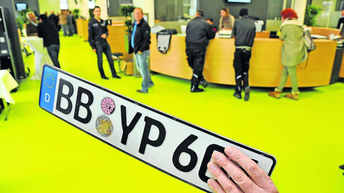 Stau in den Zulassungsstellen des Landkreis Böblingen: Wer ein  Autokennzeichen braucht, muss Glück haben