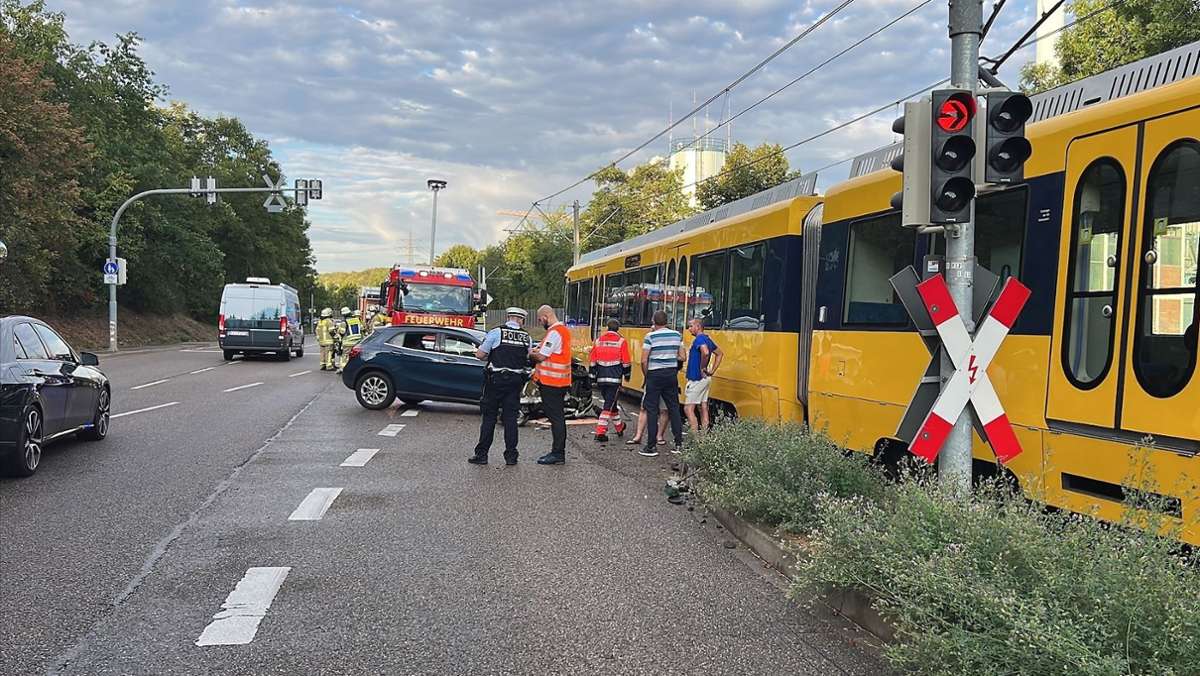 Stadtbahnunfall in Remseck am Neckar: Rotlicht missachtet – Autofahrer kollidiert mit U12