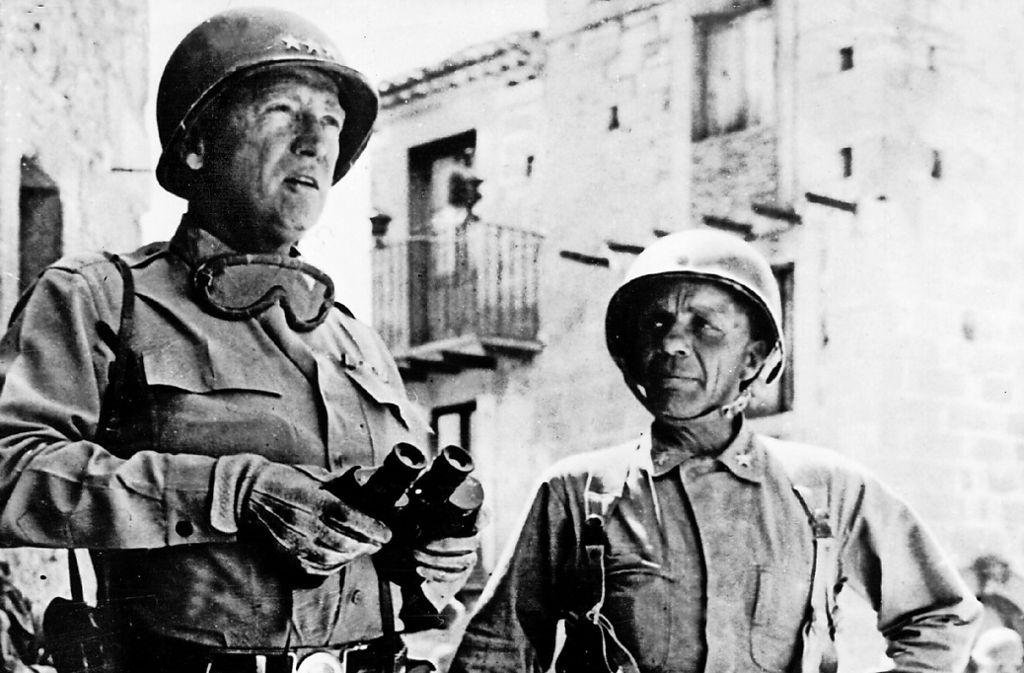 General George S. Patton (li.) und Brigadegeneral Theodor Roosevelt jr. nach der Landung der Alliierten im Juli 1943 auf Sizilien
