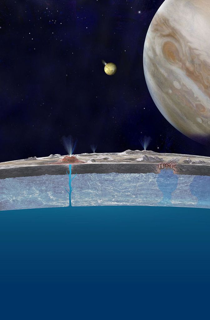 Die äußere Hülle Europas besteht aus Wasser. Basierend auf Messungen des Gravitationsfeldes wurde ihre Mächtigkeit zwischen 80 und 170 Kilometern berechnet. Über Geysire könnten die unterirdischen Ozeane mit der Mondoberfläche verbunden sein.