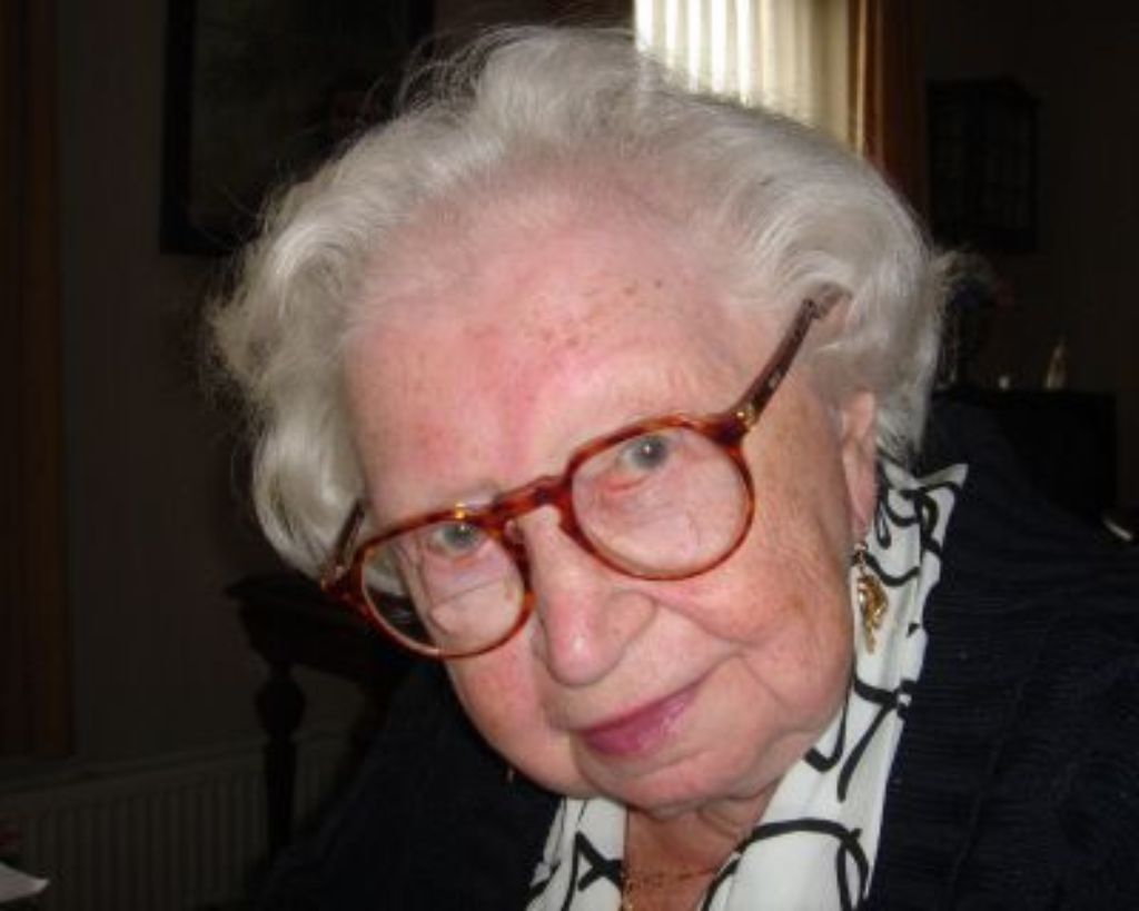 Für ihren Einsatz wird Miep Gies vielfach geehrt - unter anderem durch den Staat Israel, mit dem niederländischen Ritterorden von Oranien-Nassau sowie mit dem Bundesverdienstkreuz I. Klasse. Am 11. Januar ist Miep Gies in Amsterdam gestorben - einen Monat vor ihrer 101. Geburtstag.