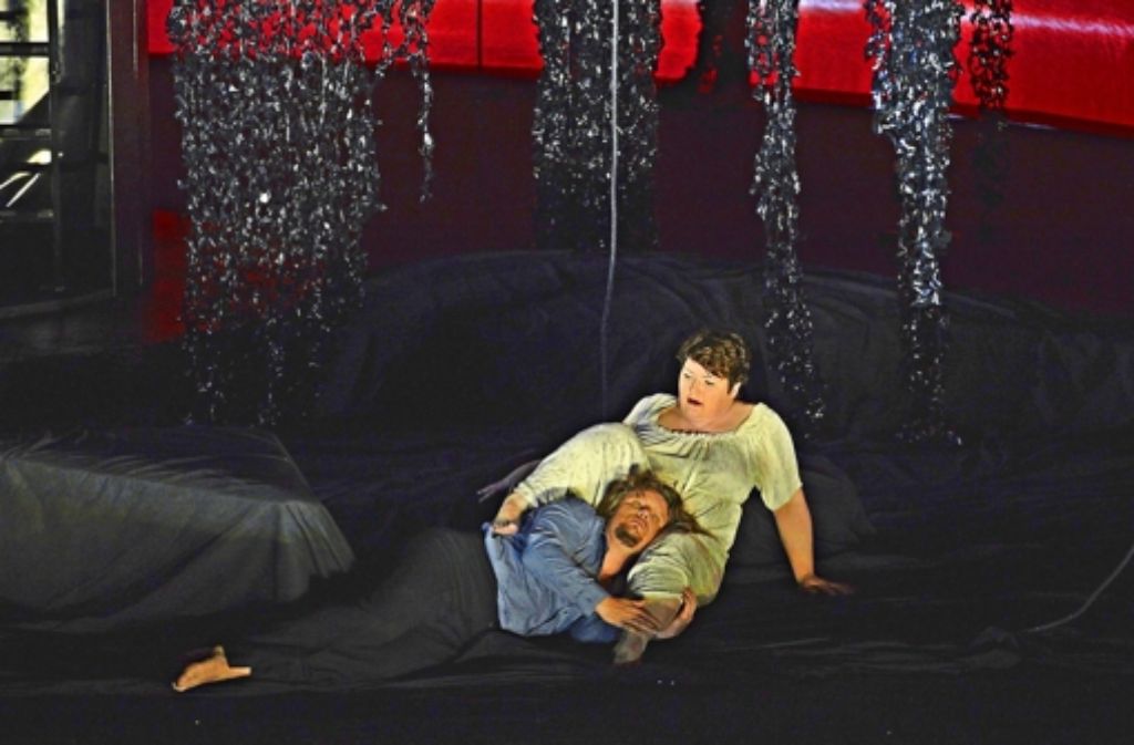 Erin Caves (Tristan) kuschelt mit  Christiane Iven (Isolde) im Zauberwald. Foto: A.T. Schaefer