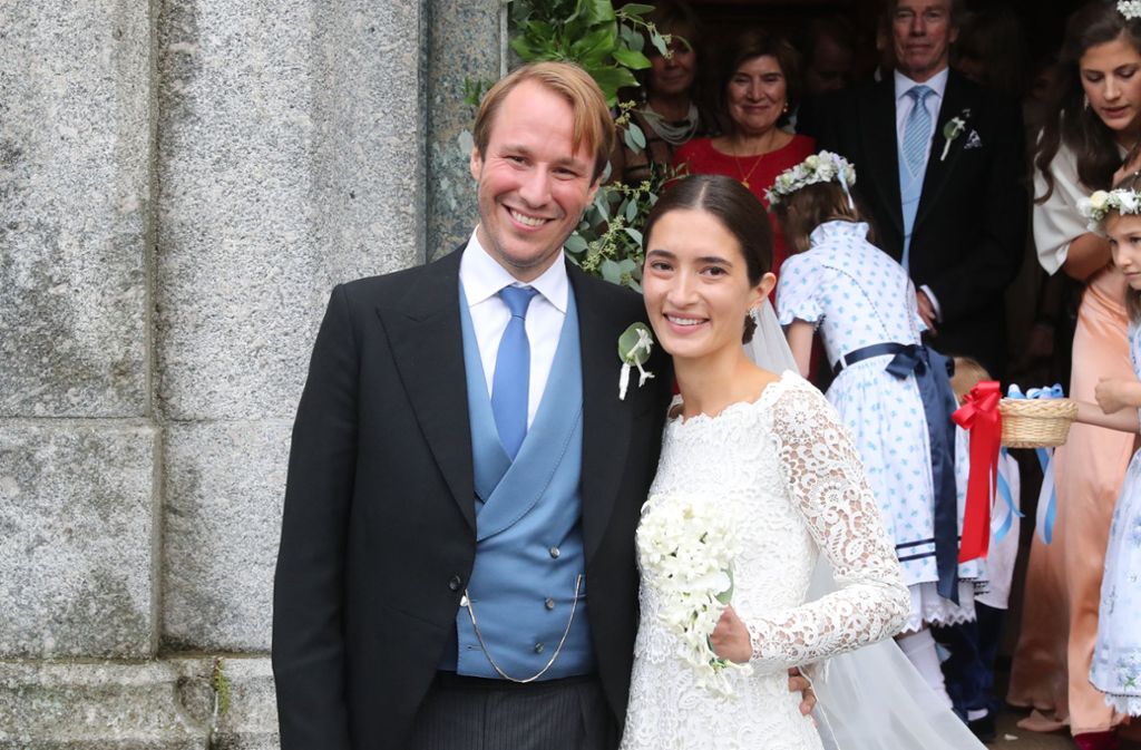 September 2018: Grund zur Freude beim deutschen Adel – Konstantin Prinz von Bayern heiratet im Schweizer Nobelskiort St. Moritz seine Verlobte Deniz Kaya. Unter den Gästen ist auch Schwedens Prinzenpaar Carl Philip und Sofia.