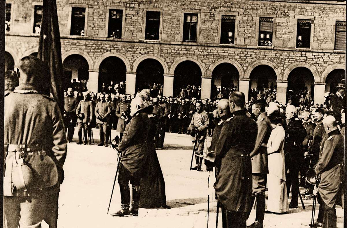 1914 verabschiedet der König die Soldaten in Stuttgart.