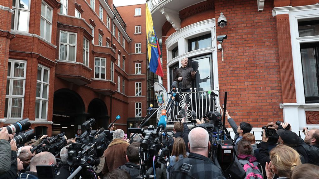  Aus Schweden droht Assange nun juristisch keine Gefahr mehr. Unklar ist aber, ob das viel an seiner Lage ändert: Verlässt er die ecuadorianische Botschaft in London, droht ihm weiter die Verhaftung. 