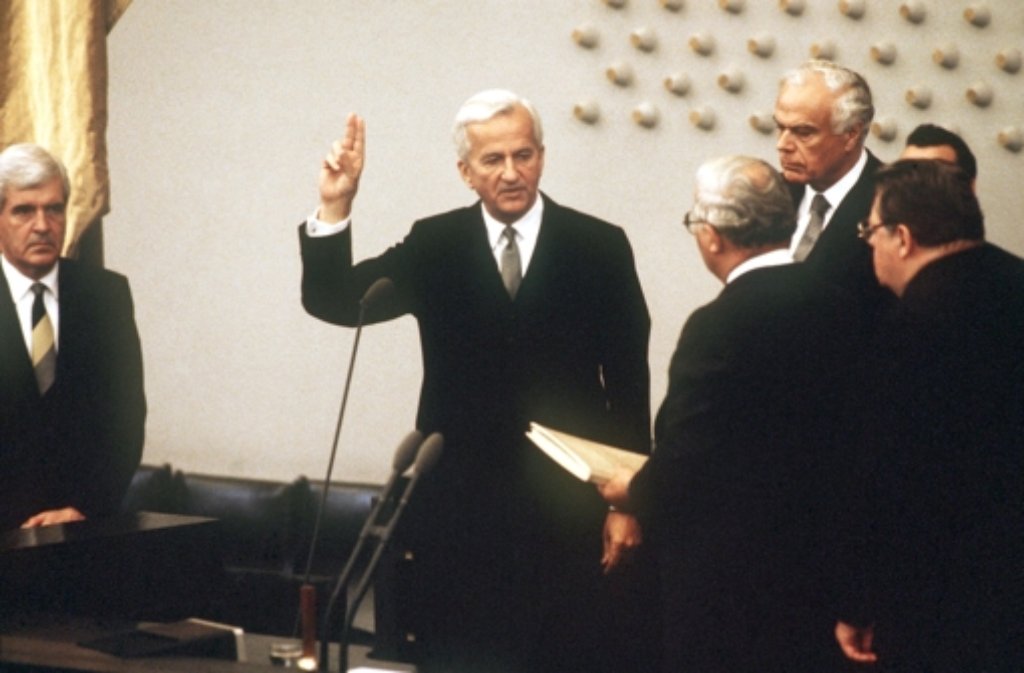 Im Plenarsaal des Deutschen Bundestages in Bonn wird Richard von Weizsäcker (Mitte) in Anwesenheit von Regierungssprecher Peter Boenisch (links) und dem bayerischen Ministerpräsidenten Franz Josef Strauß (rechts) von Bundestagspräsident Rainer Barzel am 1. Juli 1984 als Bundespräsident vereidigt.