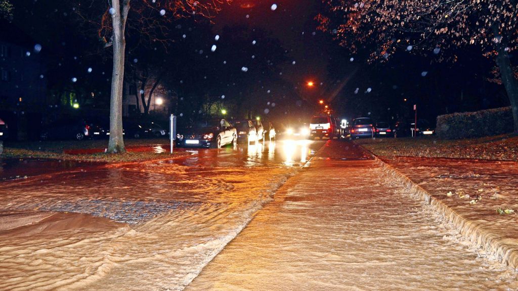 Wasserrohrbruch im Hallschlag: Straße am späten Abend überflutet