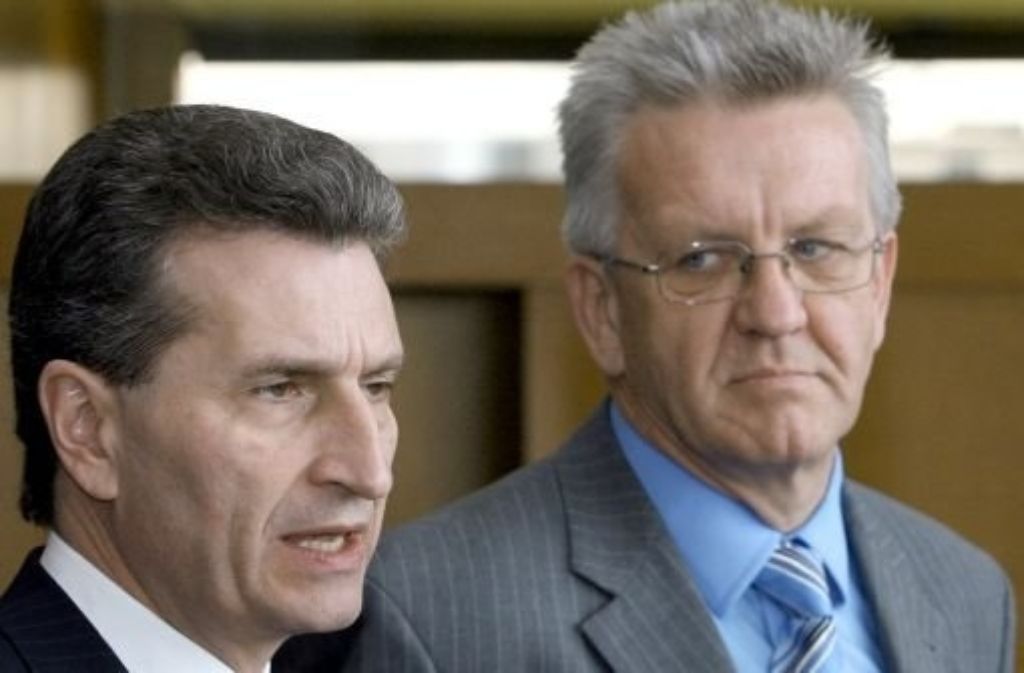Ein kritischer Blick: schon neun Tage nach der Wahl 2006 erklären Winfried Kretschmann und Günther Oettinger (CDU) ihre Koalitionsgespräche für gescheitert.