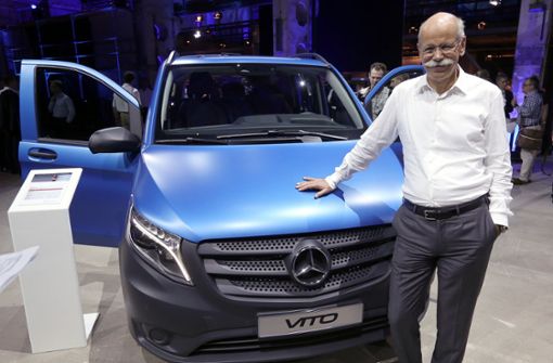 Bei der Weltpremiere des Vito in Berlin 2014 strahlte Daimler-Chef Dieter Zetsche. Nun muss er Verkehrsminister Andreas Scheuer (CSU) unangenehme Fragen zu den Transporter-Motoren beantworten. Foto: dpa