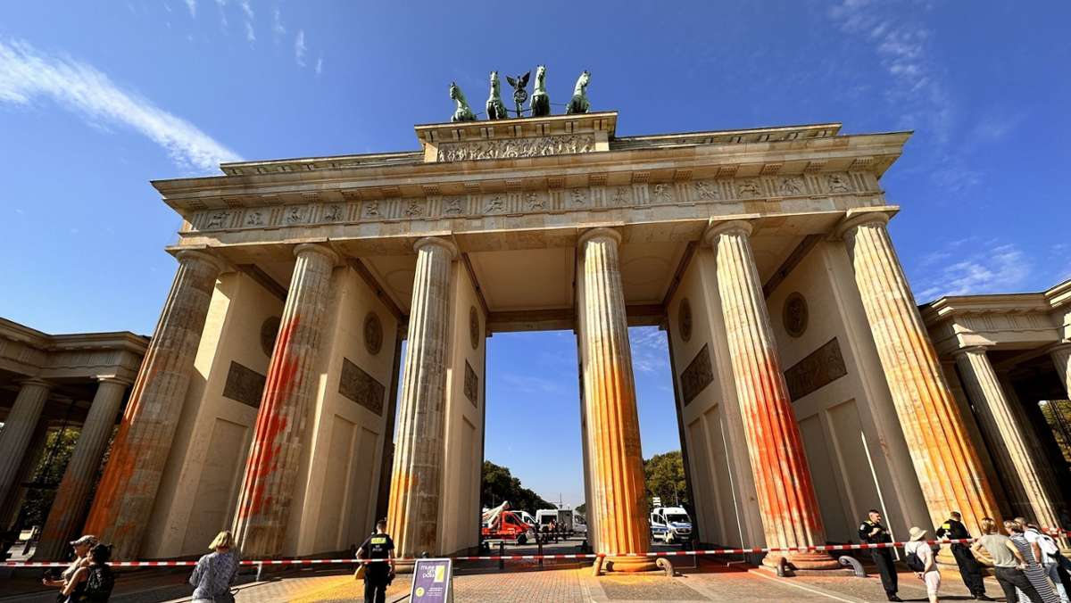 Kritik an Klimagruppe: Orange Farbe ans Brandenburger Tor gesprüht