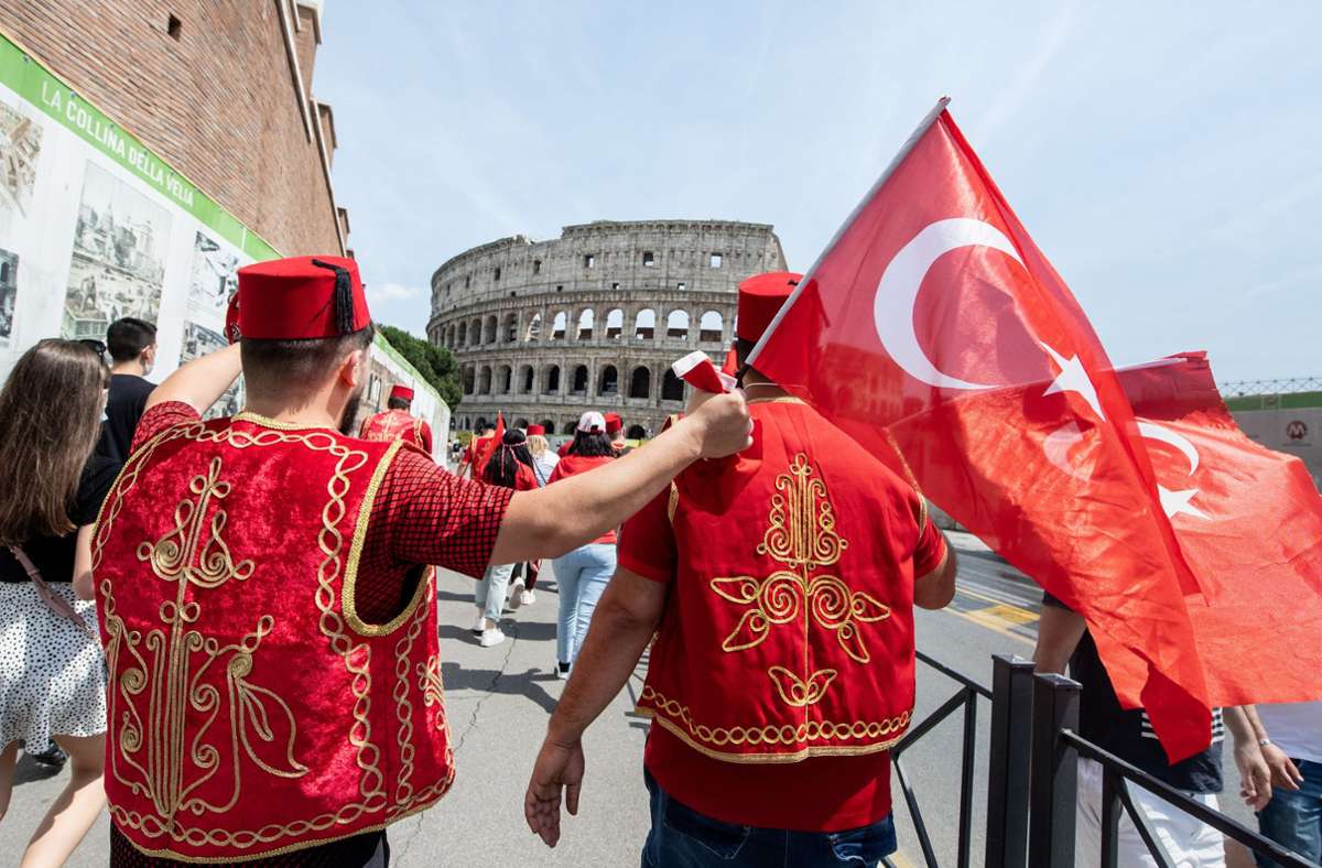 Auf zum Kolosseum in Rom: Eine Gruppe von Türkei-Anhängern aus Stuttgart vor dem Spiel.
