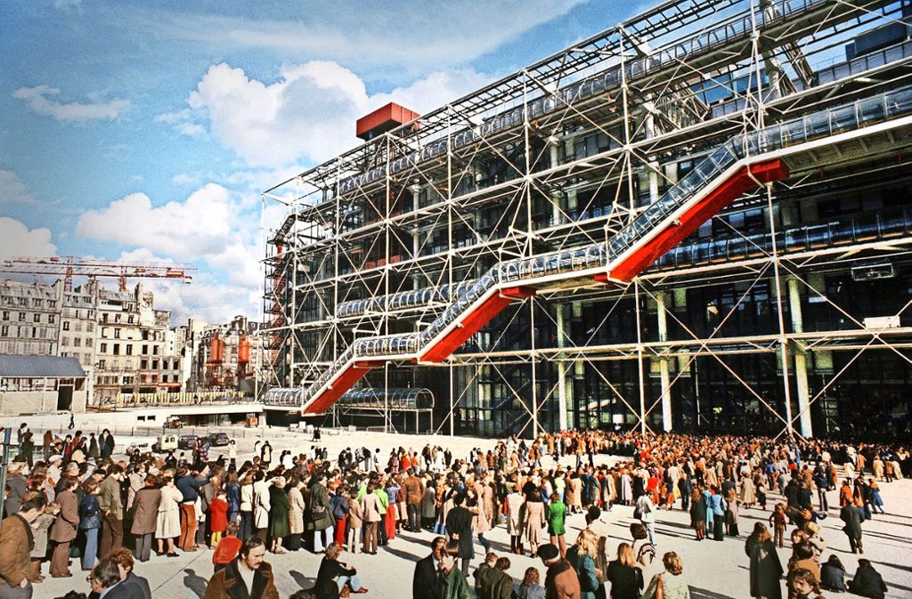 Wie ein Gebilde aus der Zukunft wirkt die in einer diagonal aufsteigenden Glasröhre an der 42 Meter hohen Außenfassade des 1977 eröffneten Pariser Kunst- und Kulturzentrums Centre de Pompidou eingebaute, durch Absätze unterbrochene roten Doppelrolltreppe.