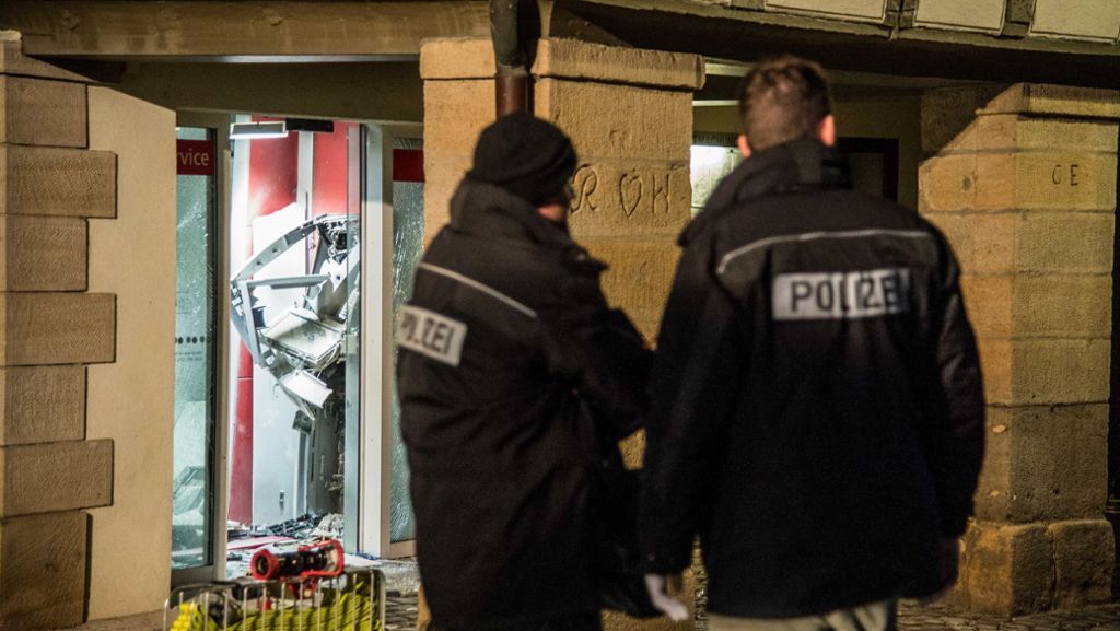  Unbekannte haben in der Nacht zu Montag den Geldautomat im Schlaitdorfer Rathaus gesprengt. Die Polizei suchte mit einem Großaufgebot nach den Tätern – jedoch ohne Erfolg. 