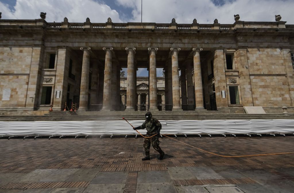 Ein Soldat desinfiziert zum Schutz vor dem Virus einen Platz in Kolumbien.