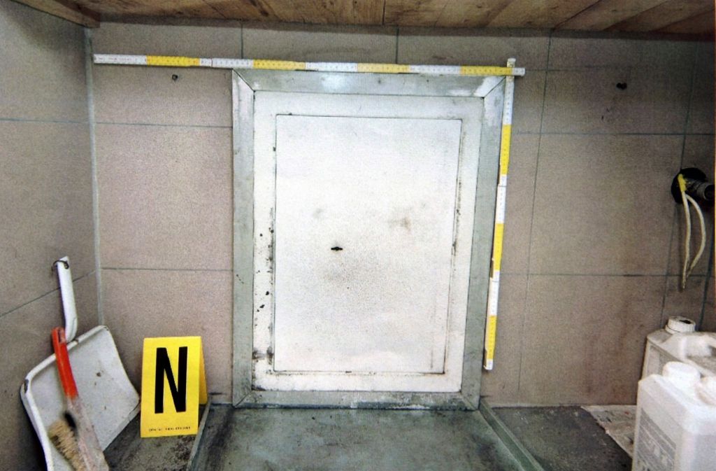 Hinter dieser Stahltür befand sich das geheime Verlies, in dem Priklopil Natascha Kampusch acht Jahre gefangen hielt.