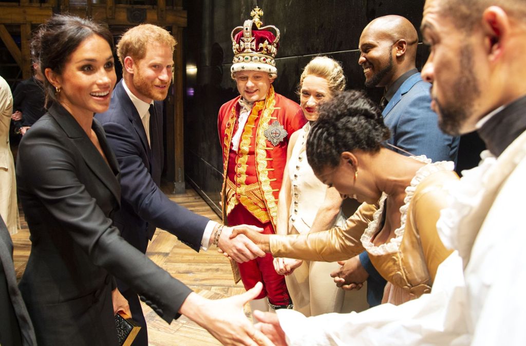 Nach der Vorstellung stellten sich Prinz Harry und Herzogin Meghan den Schauspielern vor und...