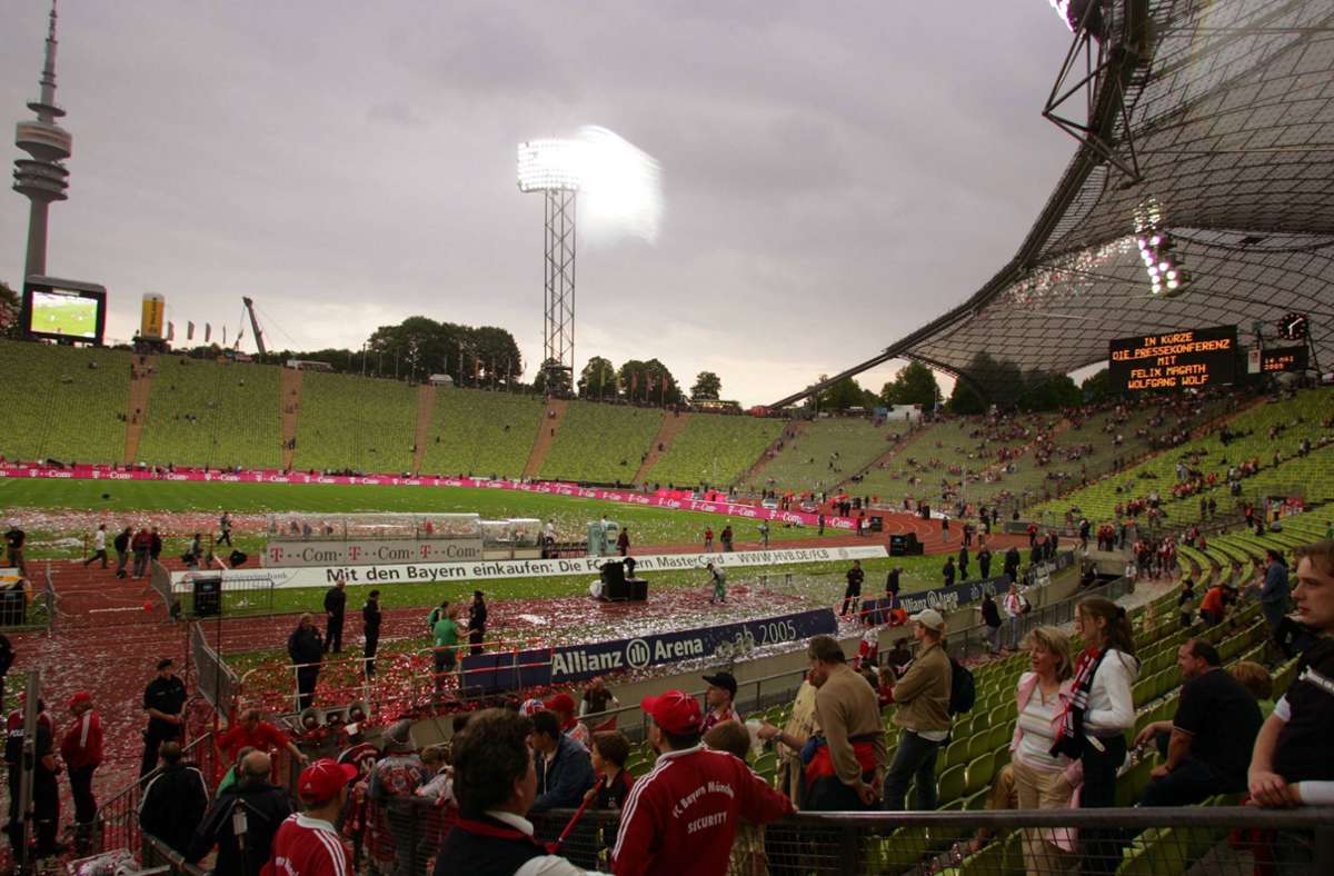 Kehraus im Olympiastadion: Nach einem 6:3-Sieg gegen den 1. FC Nürnberg und der anschließenden Meisterfeier am Ende der Saison 2004/2005 zieht der FC Bayern (und zunächst auch 1860 München) in die neue Arena in Fröttmaning um.