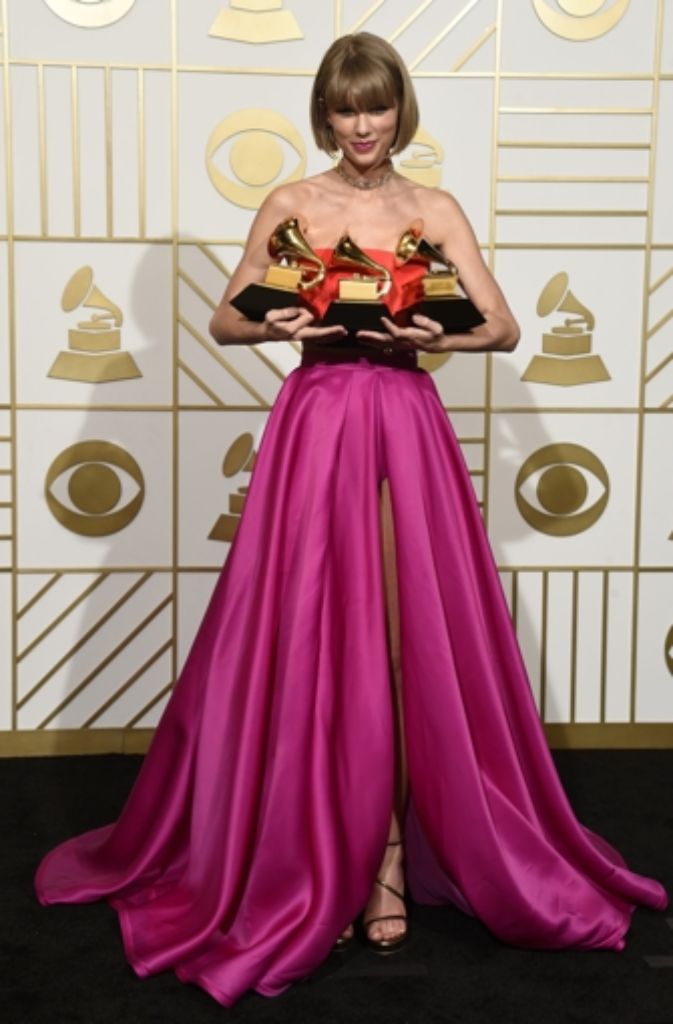 Im Gegensatz dazu überzeugte Taylor Swift musikalisch und auch optisch. Als erste Sängerin gewann sie zum zweiten Mal den Grammy für das beste Album des Jahres und zeigte sich in einem farbenfrohen und gleichzeitig eleganten Kleid von Atelier Versace.