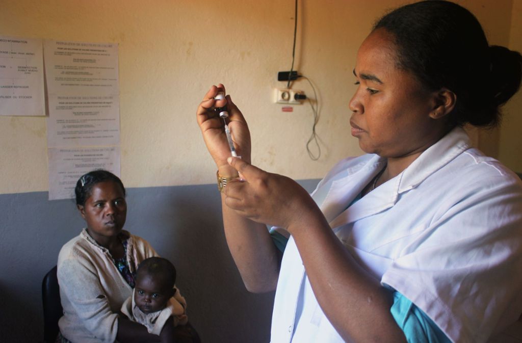 Eine Krankenschwester impft im Gesundheitszentrum von Iarintsena im Süden Madagaskars Kleinkinder gegen Masern.