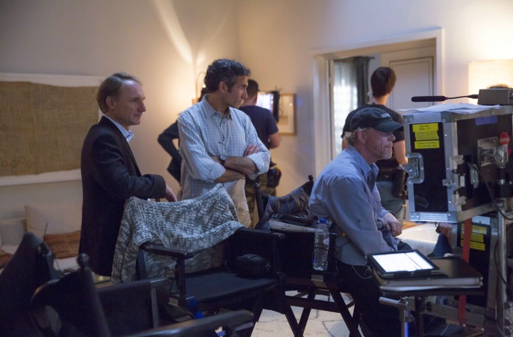 Und so schaut Dan Brown (li.) hier zwar interessiert dem Regisseur Ron Howard (re., sitzend) bei den Dreharbeiten über die Schulter, ...