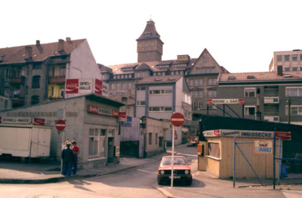 In den "Vereinigten Hüttenwerken" treffen sich in den 1950er und 60er Jahren Nachtschwärmer mit amerikanischen GIs. Auf der Amüsiermeile zwischen Eberhard- und Hauptstätter Straße - heute steht hier das Schwabenzentrum - tobt bis Ende der 1970er Jahre das Stuttgarter Nachtleben.
