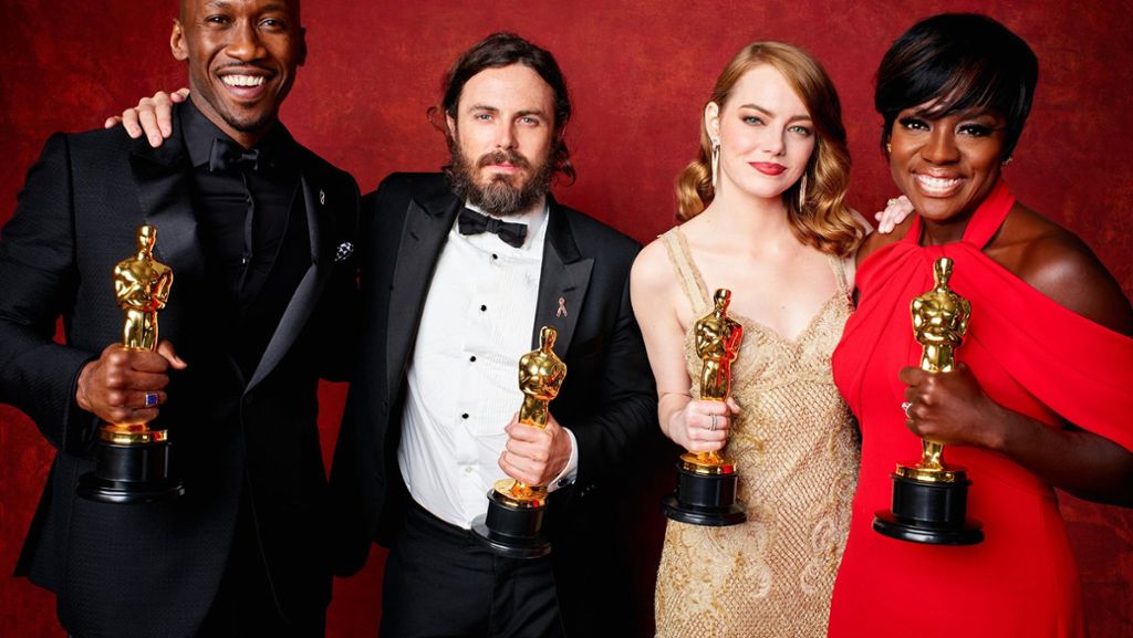  Nach ihrem Oscar-Gewinn stecken Emma Stone, Casey Affleck, Damien Chazelle und Barry Jenkins mitten in neuen Projekten. Es geht zum Mond, in den Boxring und in die Wildnis. Emma Stone ist in ihrer neuen Filmrolle kaum wiederzuerkennen. 
