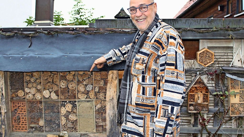  Bernhard Lunke aus Stuttgart-Plieningen hat sein Wohnhaus mit Insektenhotels und unzähligen Löchern in Holzteilen versehen. Millionen Wildbienen danken es ihm. Auf seiner Homepage will der Künstler andere animieren, es ihm gleichzutun. 