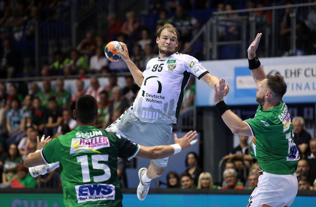 Paul Drux (beim Wurf) weiß: Handball ist der beste Sport der Welt. Auch wenn er kein einziges Schweißband trägt... Foto: Getty