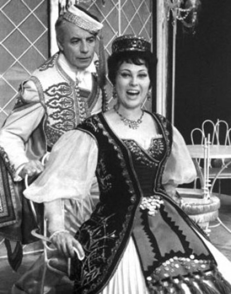 Johannes Heesters mit Margit Schramm in der Operette "Die lustige Witwe". Wie kaum ein anderer verkörperte er die Rolle des lebenslustigen Grafen Danilo.