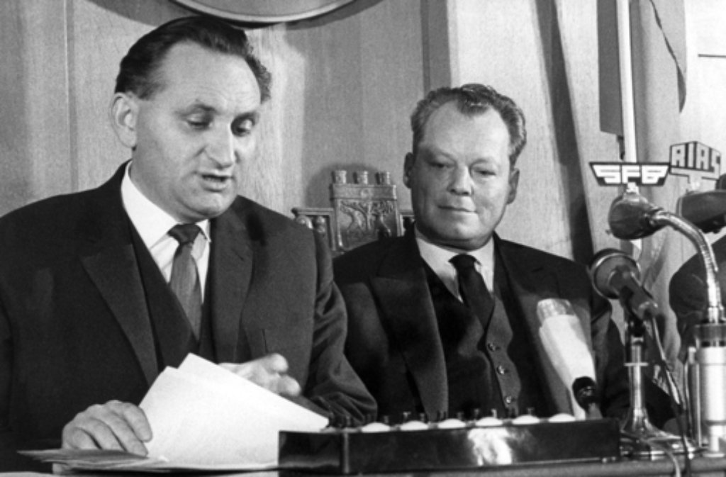 1963: Zwei, die sich verstehen und etwas bewegen wollen - Willy Brandt und sein Vertrauter Egon Bahr (links). Als Brandts Sohn ihn am Ende seines Lebens fragte, wer seine Freunde gewesen seien, antwortete er: "Egon!"