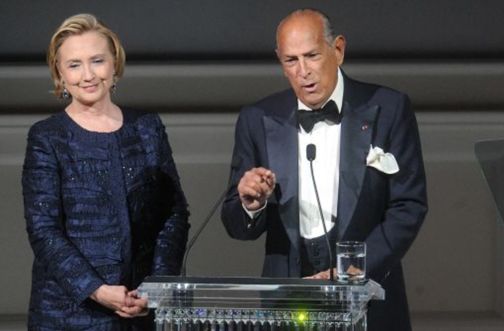 Star-Designer Oscar de la Renta bekam den "Founders Award" für seinen Lebenswerk von der ehemaligen US-Außenministerin Hillary Clinton überreicht.