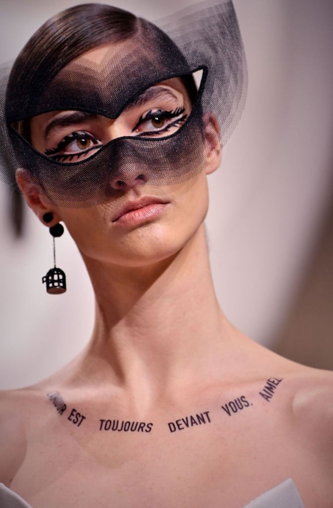 Die Models der Modemarke Dior trugen Masken, ...