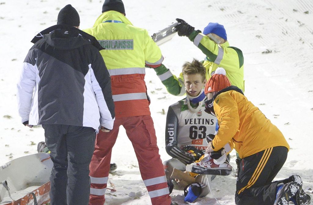 Großer Schock bei der Weltcupstation im finnischen Kuusamo am 29. November 2014: Wellinger verliert direkt nach dem Absprung die Kontrolle, fällt auf den Vorbau der Schanze und zieht sich schwere Prellungen zu. Es folgt eine dreimonatige Pause für den 19-Jährigen.