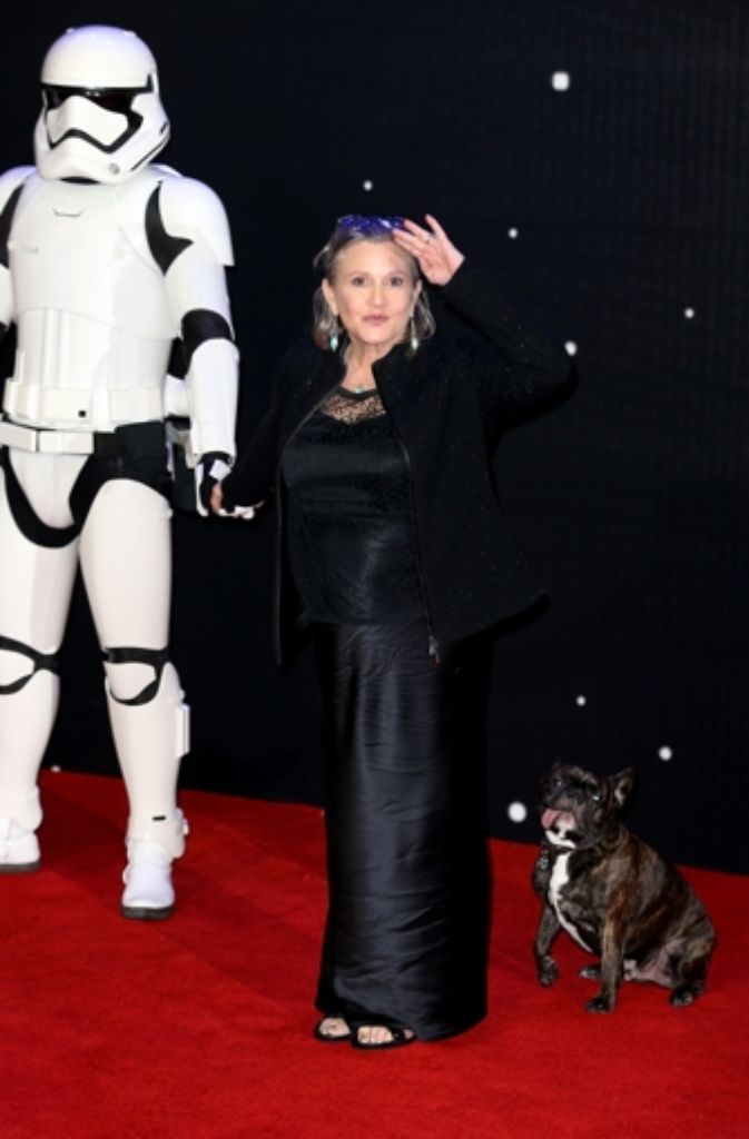 Die Schauspielerin Carrie Fisher spielt im Film die Rolle der Leia. Sie posiert mit Hund Gary.