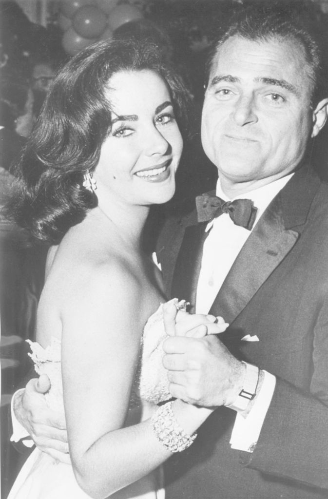 Elizabeth Taylor und der Produzent Mike Todd heirateten 1957 in Acapulco. Für die Schauspielerin war dies nach Ehen mit Nick Hilton und Michael Wilding die dritte Hochzeit. Ein Jahr später starb Todd bei einem Flugzeugabsturz.