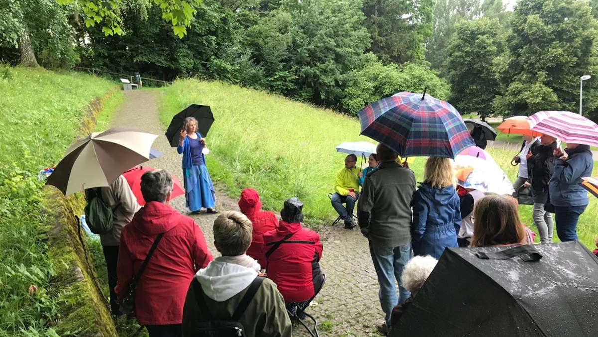  Trotz Regen wurde am Mittwoch der Märchenspaziergang mit Petra Weller rund um und auf dem Sindelfinger Herrenwäldlesberg gut angenommen: Rund Gäste spazierten mit und lauschten den Erzählungen. 
