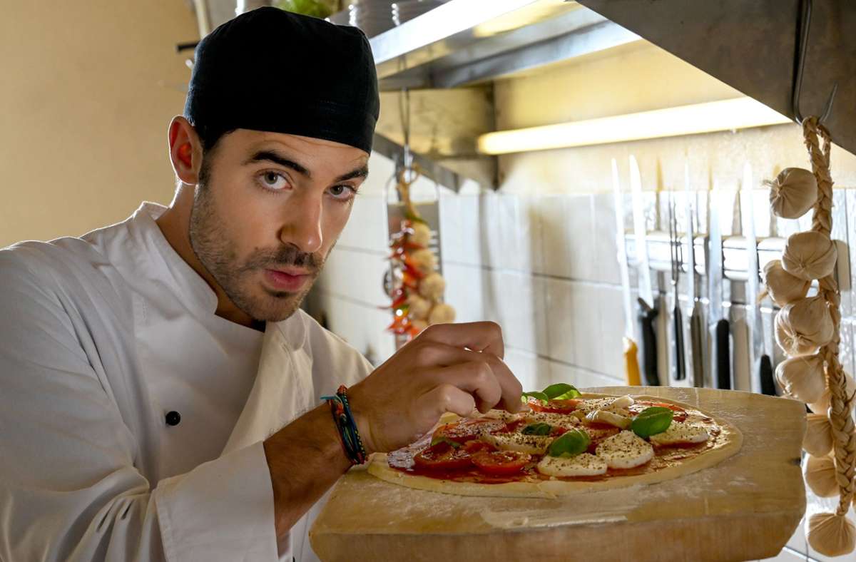Ambitionen Luca Rossi (Giovanni Funiati) will die runtergewirtschaftete Pizzeria der Eltern kulinarisch zur ersten Adresse machen.