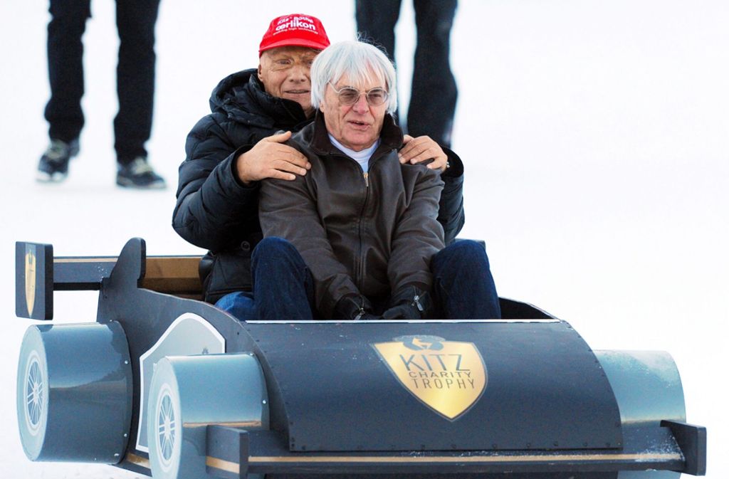 Hahnenkammrennen in Kitzbühel: Niki Lauda und Bernie Ecclestone fahren Schlitten – das ist eines der berühmtesten Bilder von einem Rennwochenende in Kitzbühel, wo sich ganz generell immer viele Prominente blicken lassen bei der alpinen Abfahrt von der Streif.