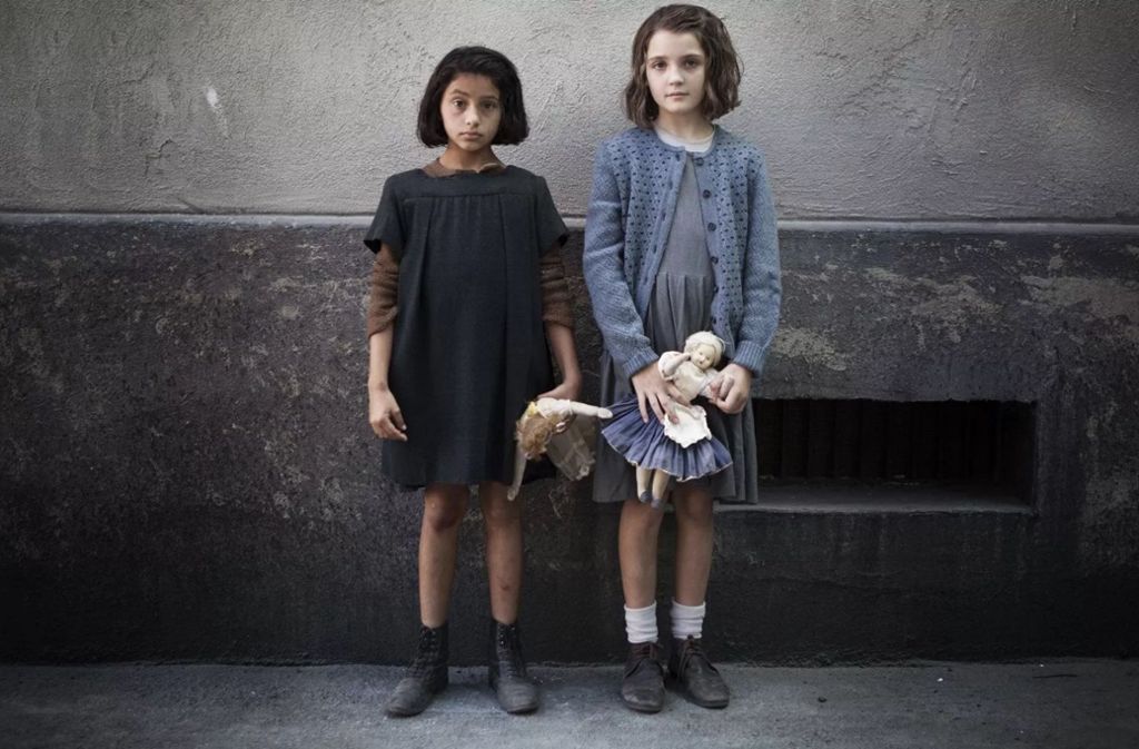 Lila (Ludovica Nasti, li.)  und Lenù (Elisa Del Genio) in der Serie „My brilliant Friend“. In unsrer Bildergalerie können Sie sich durch den Ferrante-Kosmos klicken. Foto: HBO