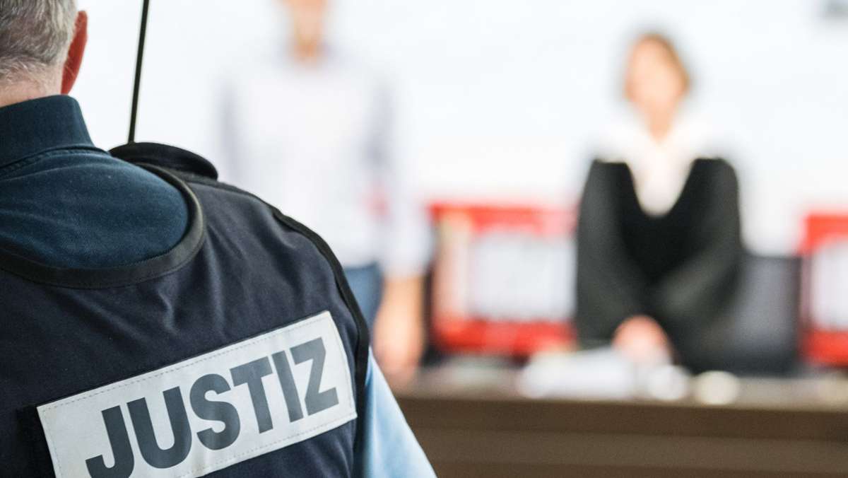  Im März hatte ein 20-Jähriger vor einem Wohnheim in Esslingen-Zell mit einer Hantelstange auf einen 23-Jährigen eingeschlagen. Nun ist er vom Landgericht Stuttgart verurteilt worden. 